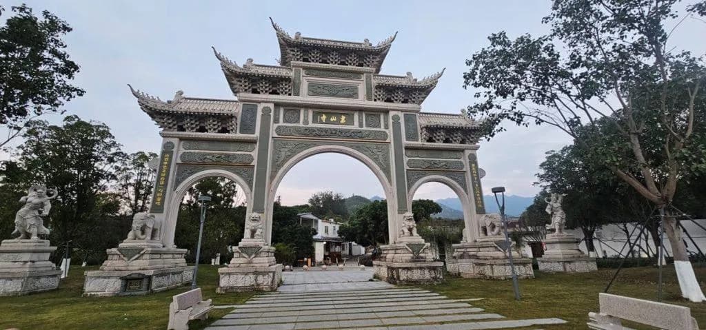 大鹏东山寺