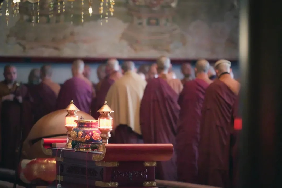 如何通過調節身心達到靜坐念佛更佳的狀態？