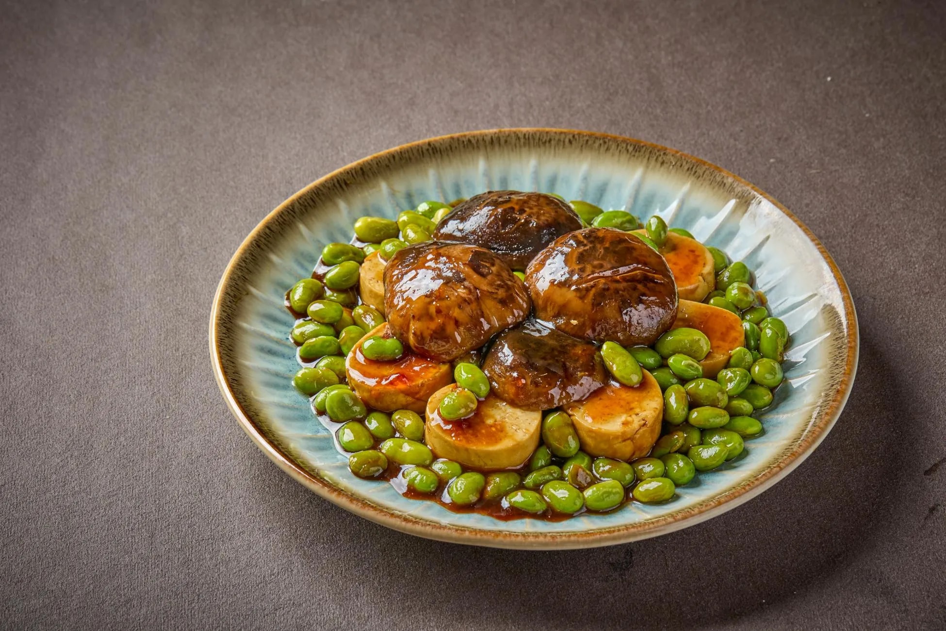 在六齋日或十齋日  卻遇到家人或朋友請吃葷  該怎麼處理？